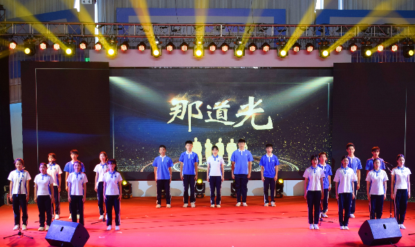光明中学学生诗朗诵《那道光》.jpg
