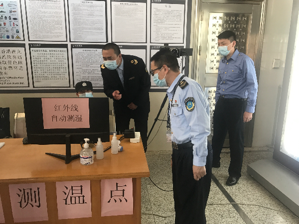 监督员在高铁站检查旅客入站口红外测温情况.JPG