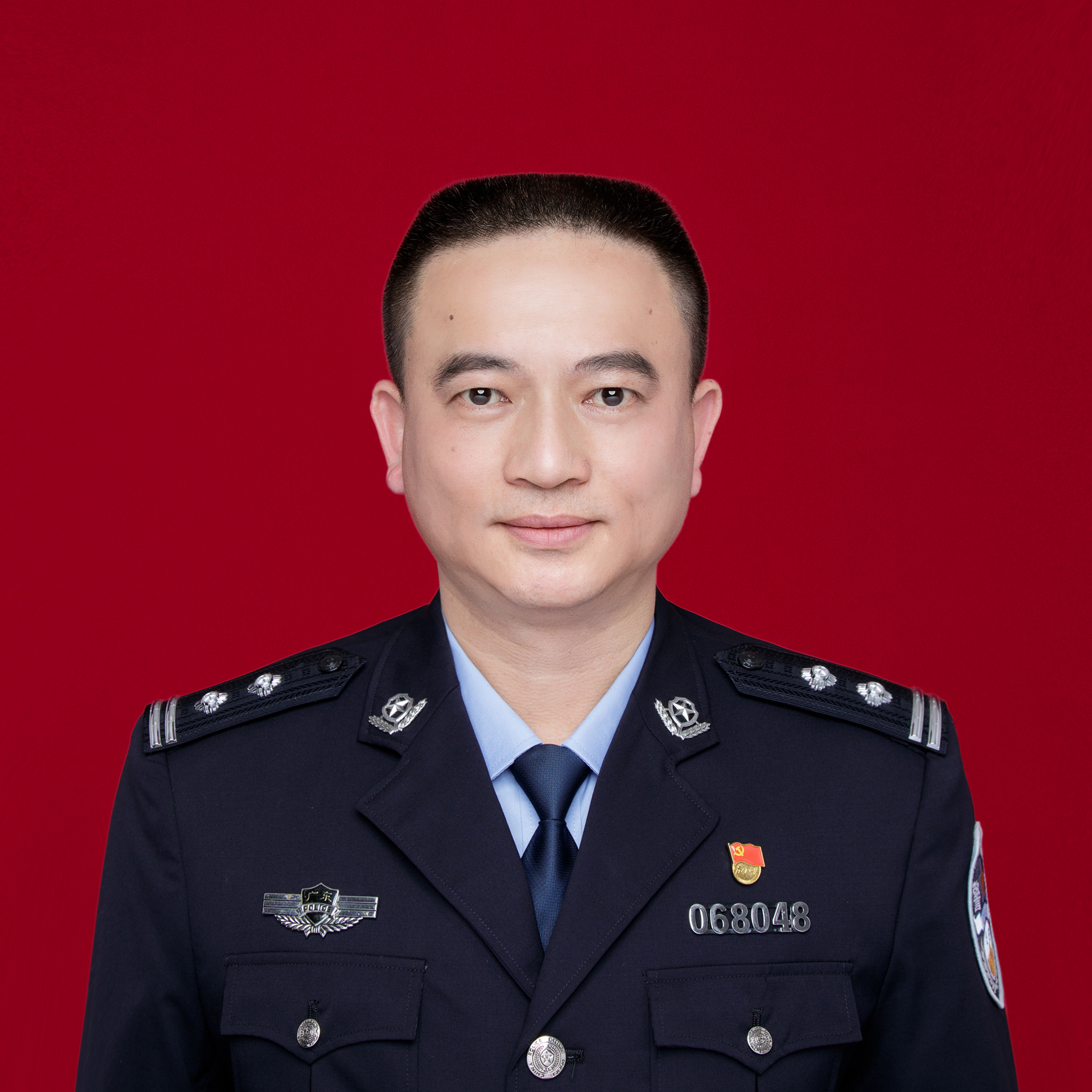 二级警员,2005年12月部队转业进入深圳市公安局,先后在宝安分局,光明