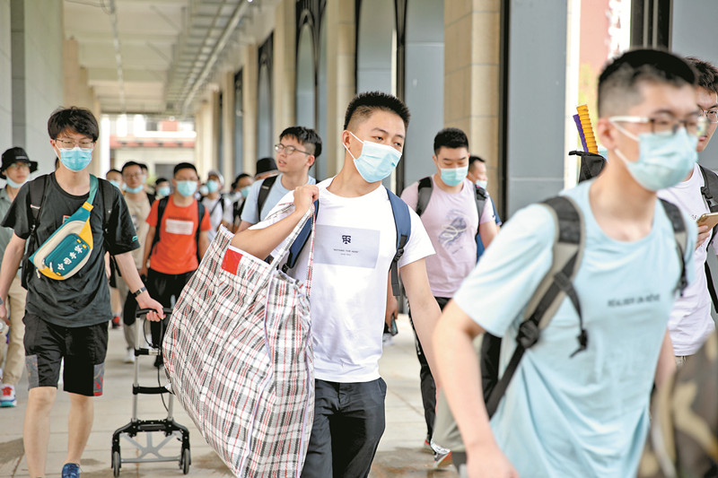 1021836-首批学生进中大深圳校区_副本.jpg