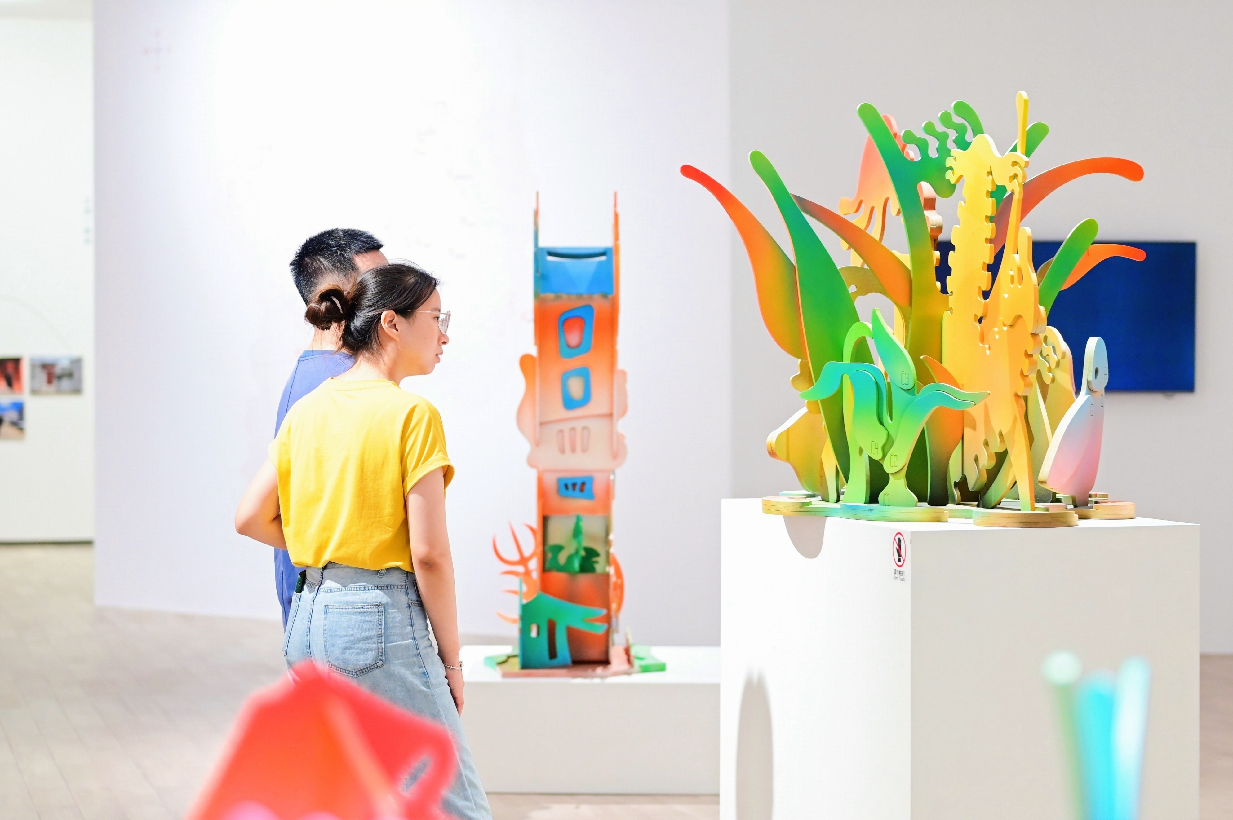 A couple enjoy the installations by He Qiru.jpg