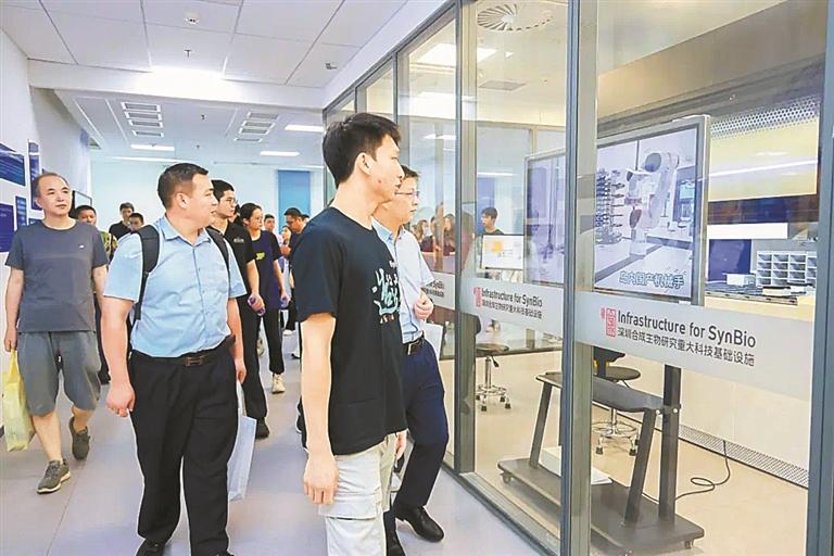 学生和家长参观实验室.jpg