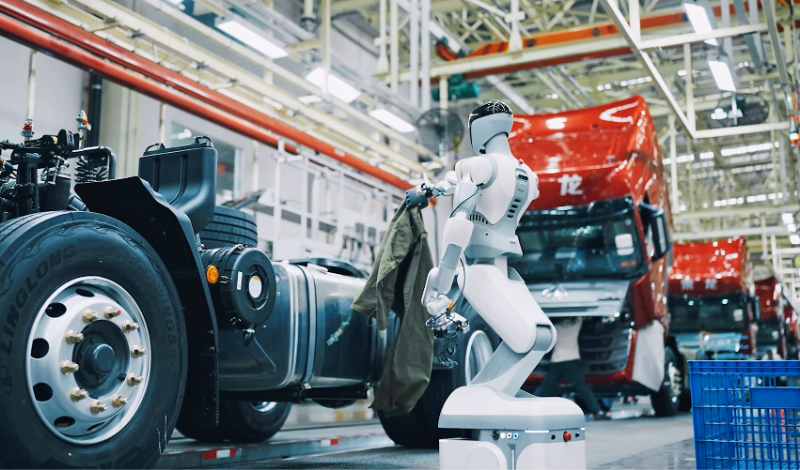 智平方（深圳）科技有限公司研发的智能机器人AlphaBot 2在东风柳汽工厂生产线上工作。.jpg